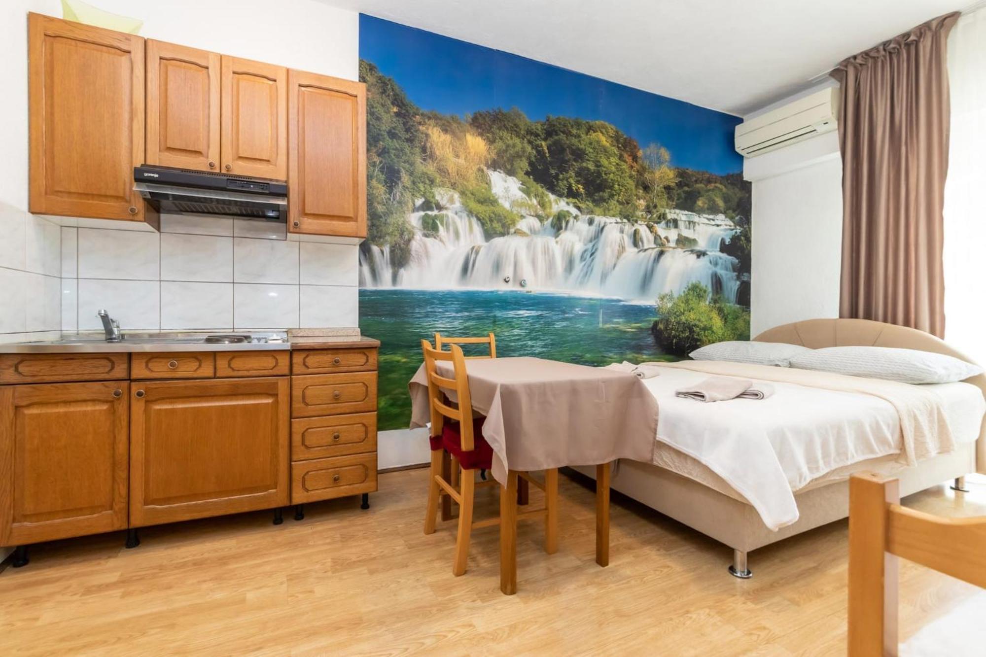 Apartments Dino Kaštela エクステリア 写真