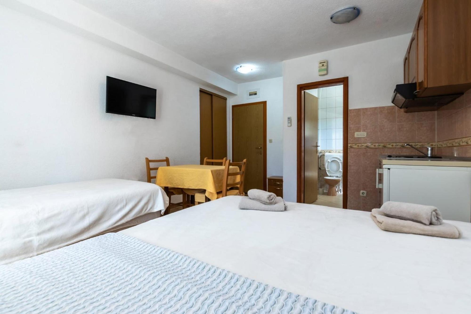 Apartments Dino Kaštela エクステリア 写真