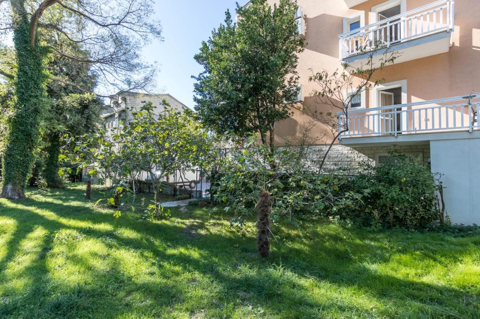Apartments Dino Kaštela エクステリア 写真